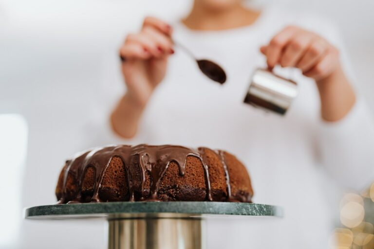 הרם את עוגות השמרים שלך לגבהים חדשים עם הקסם של מילוי השוקולד, הוספת טעם סנסציוני ומרקם יוקרתי.